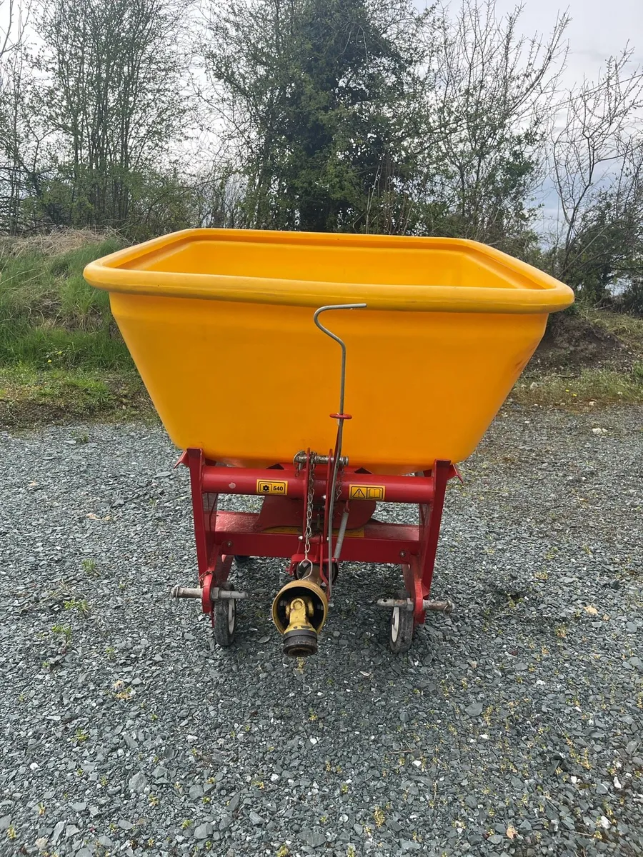 Fertilizer spreader - Image 2