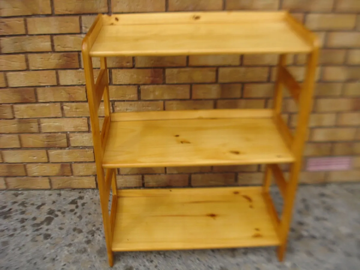 COMPACT PINE WOODEN DISPLAY/BOOKSHELF UNIT. - Image 2