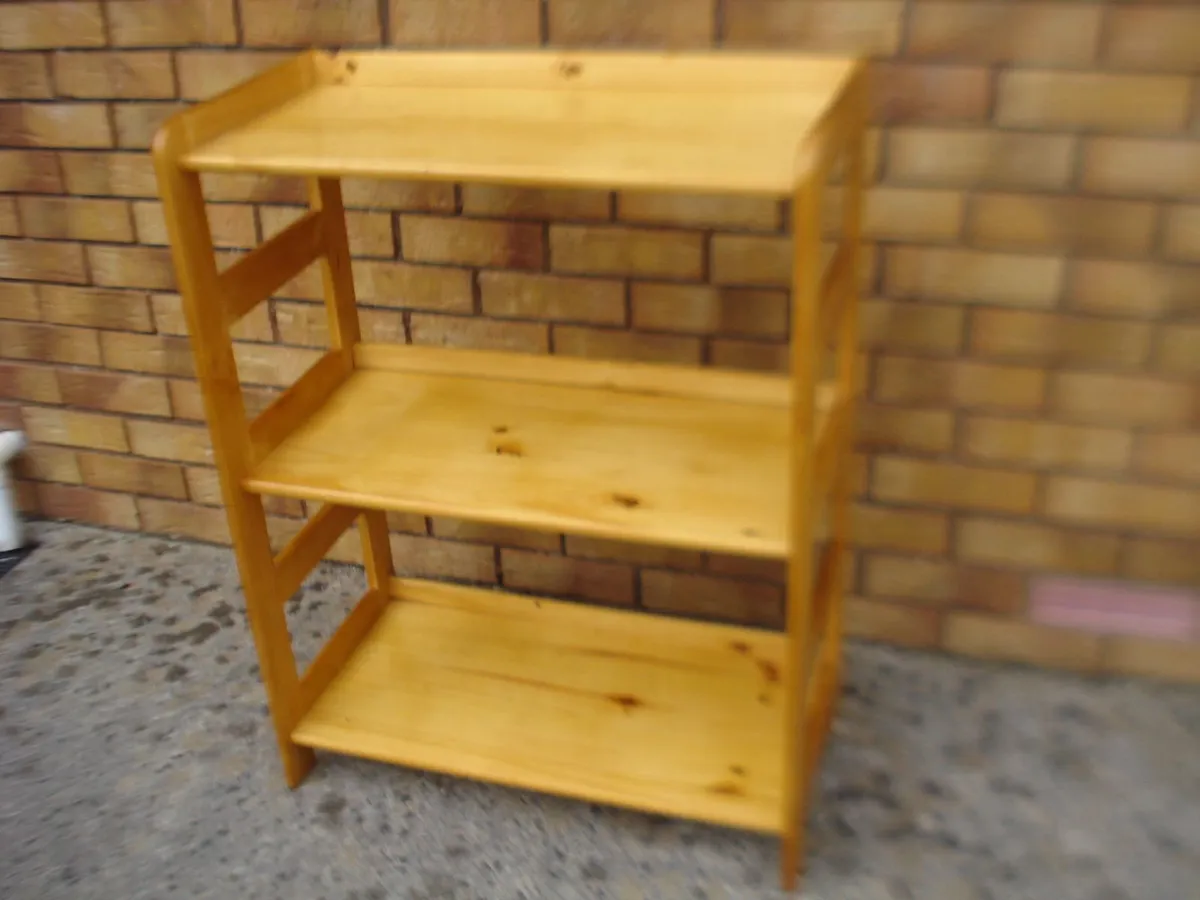 COMPACT PINE WOODEN DISPLAY/BOOKSHELF UNIT. - Image 4