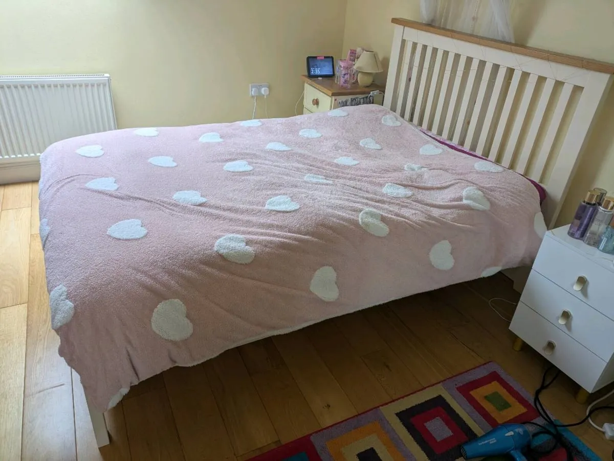 Double and single beds with mattresses - Image 1