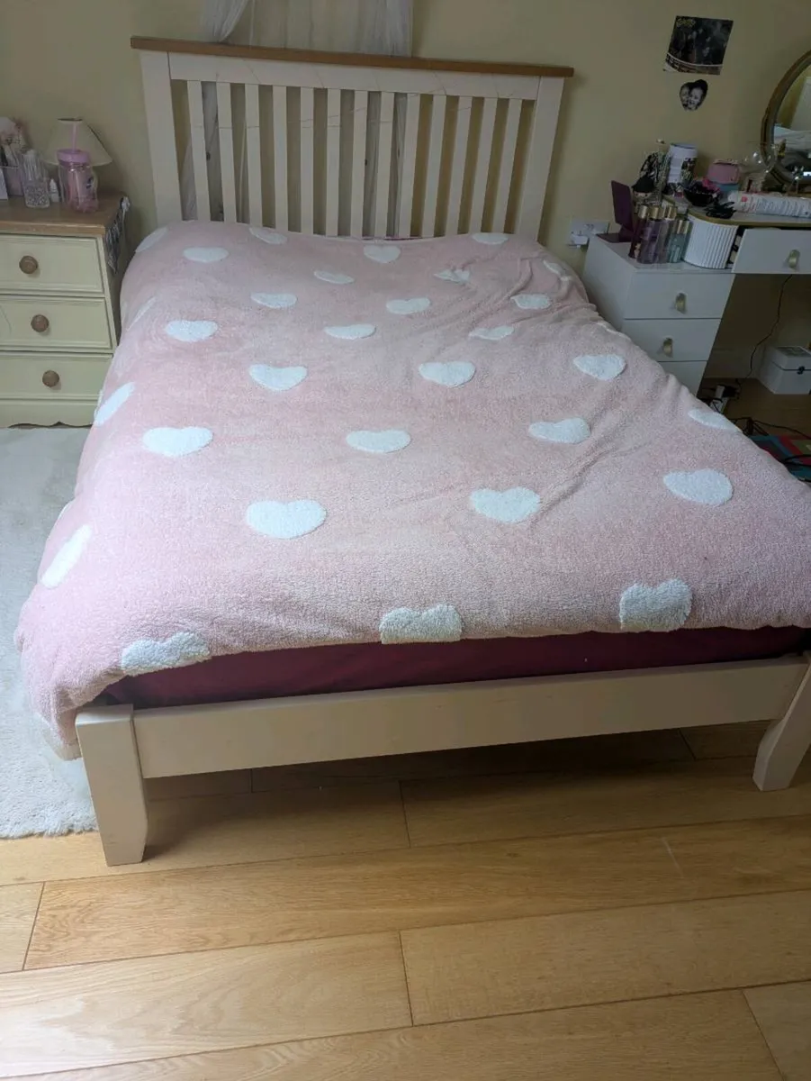 Double and single beds with mattresses - Image 2