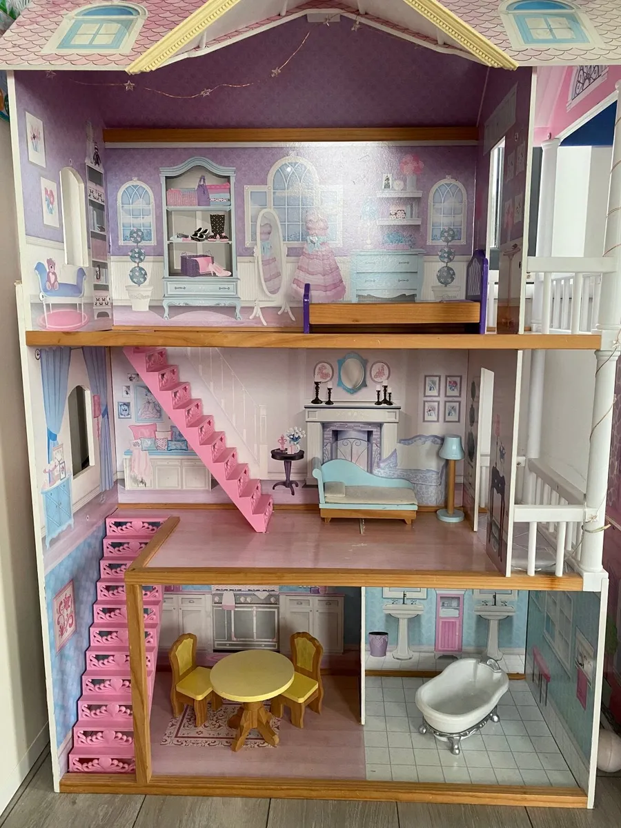 Woden Dolls House - Image 1