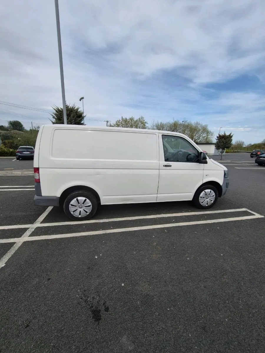 Volkswagen Transporter 2011 - Image 2
