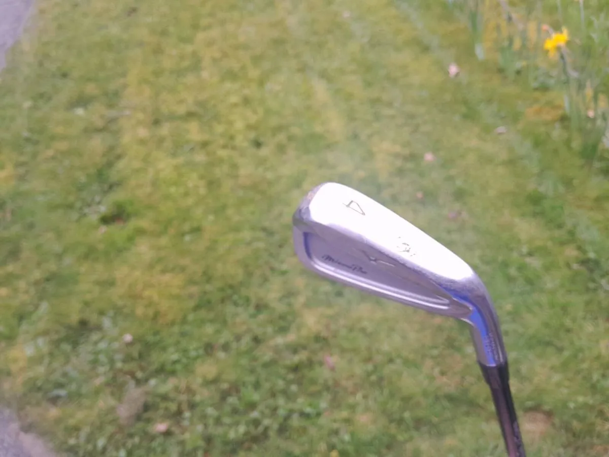 Mizuno 4-iron with Axiom shaft - Image 3