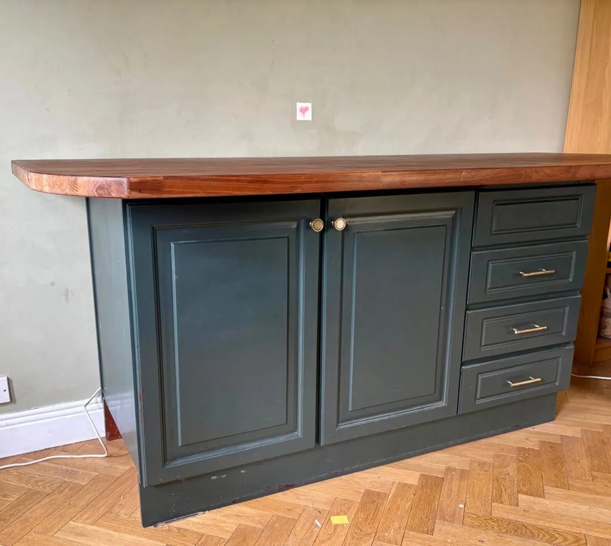 Kitchen island - Image 1