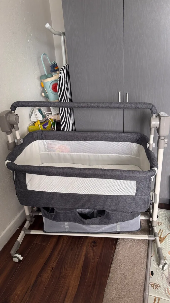 Baby crib, bathtub with a changing table - Image 1