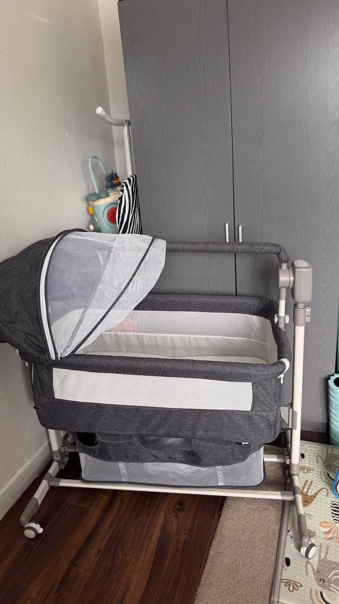 Baby crib, bathtub with a changing table - Image 2