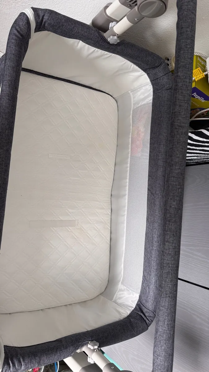 Baby crib, bathtub with a changing table - Image 3