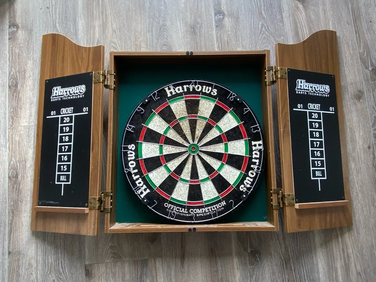 Dart board and case - Image 1
