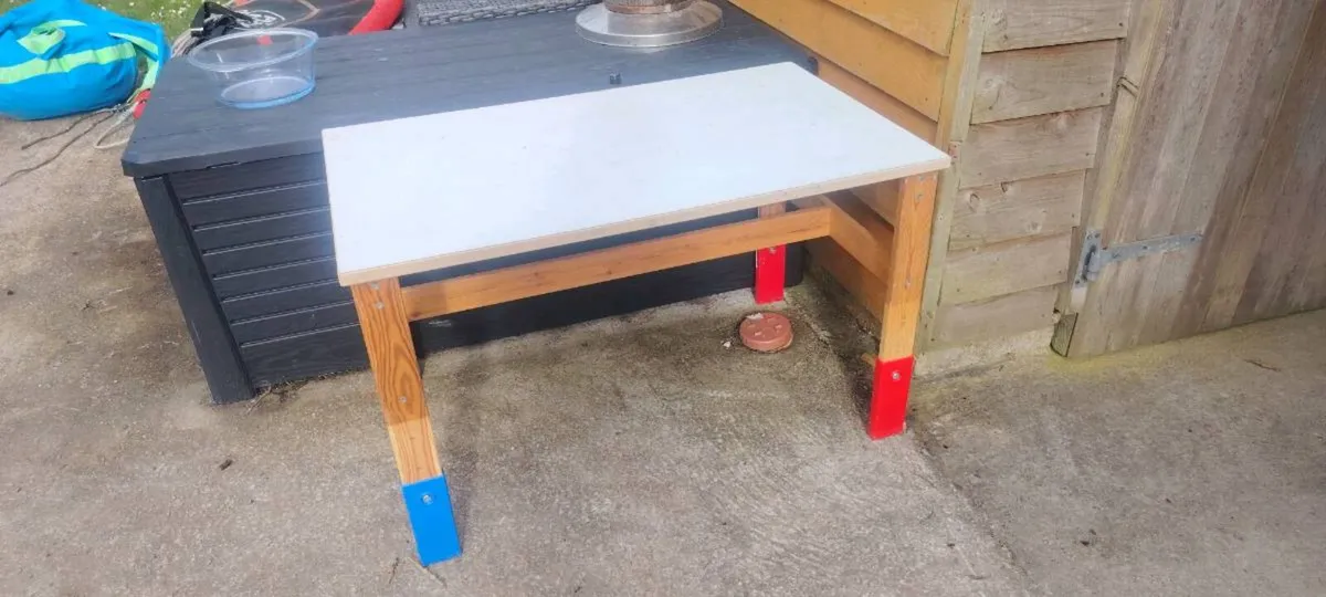 Kids table - Image 1