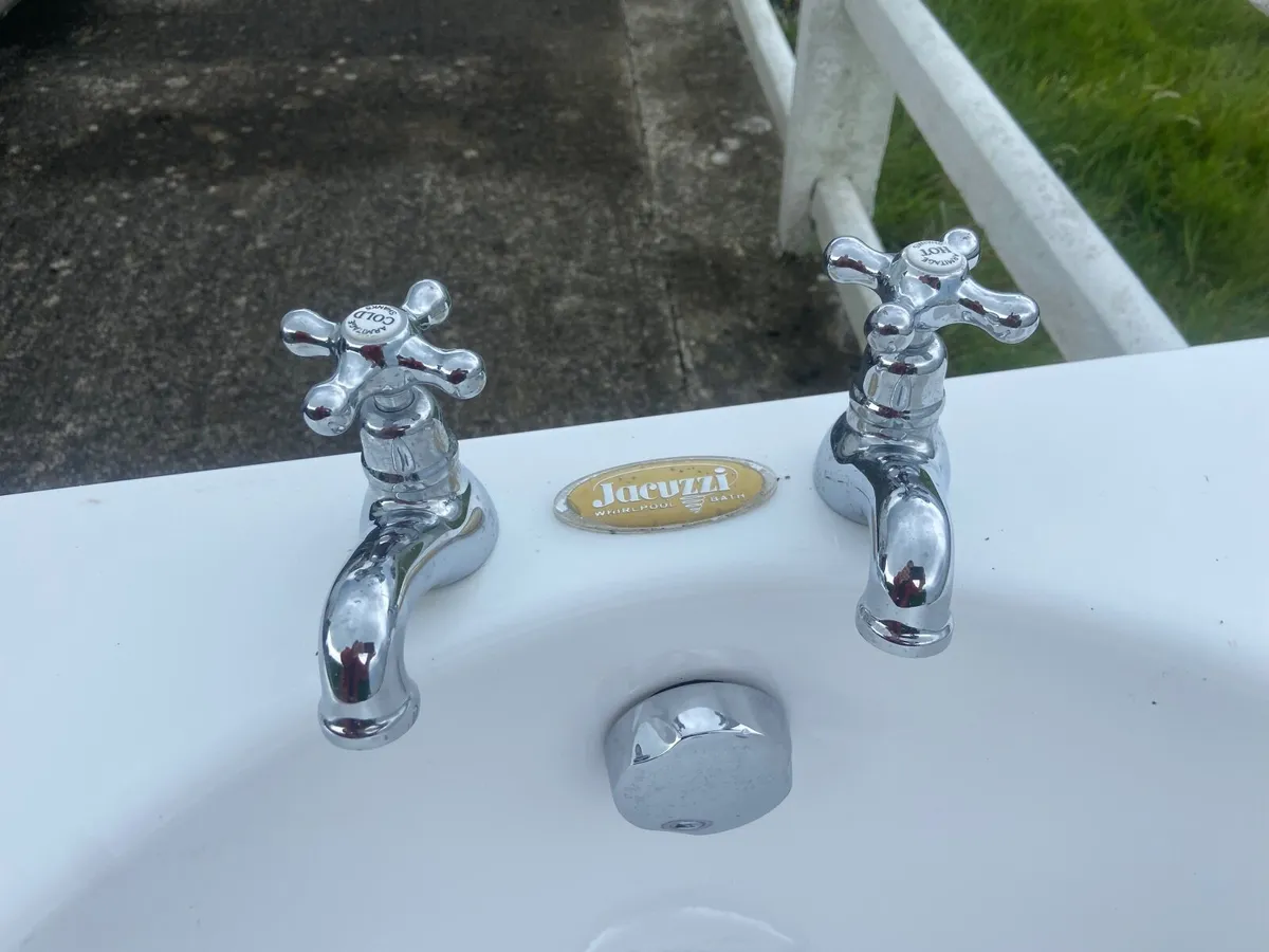 Bath/Jacuzzi - Image 4