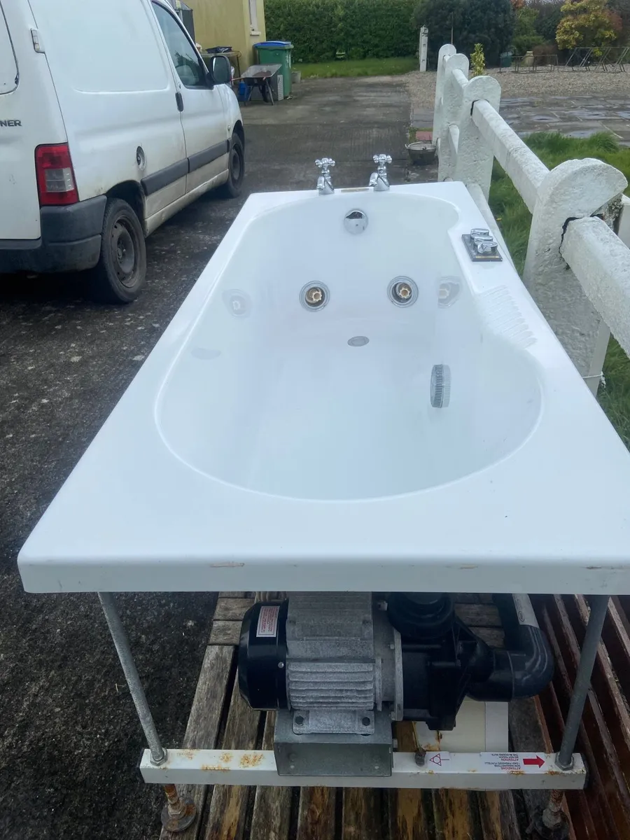 Bath/Jacuzzi - Image 1