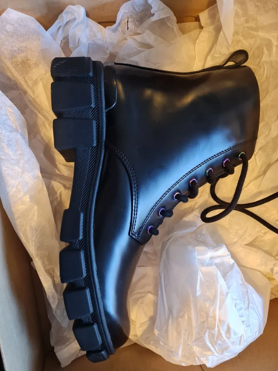 Clarks Girls Boots size 4.5 - Image 3