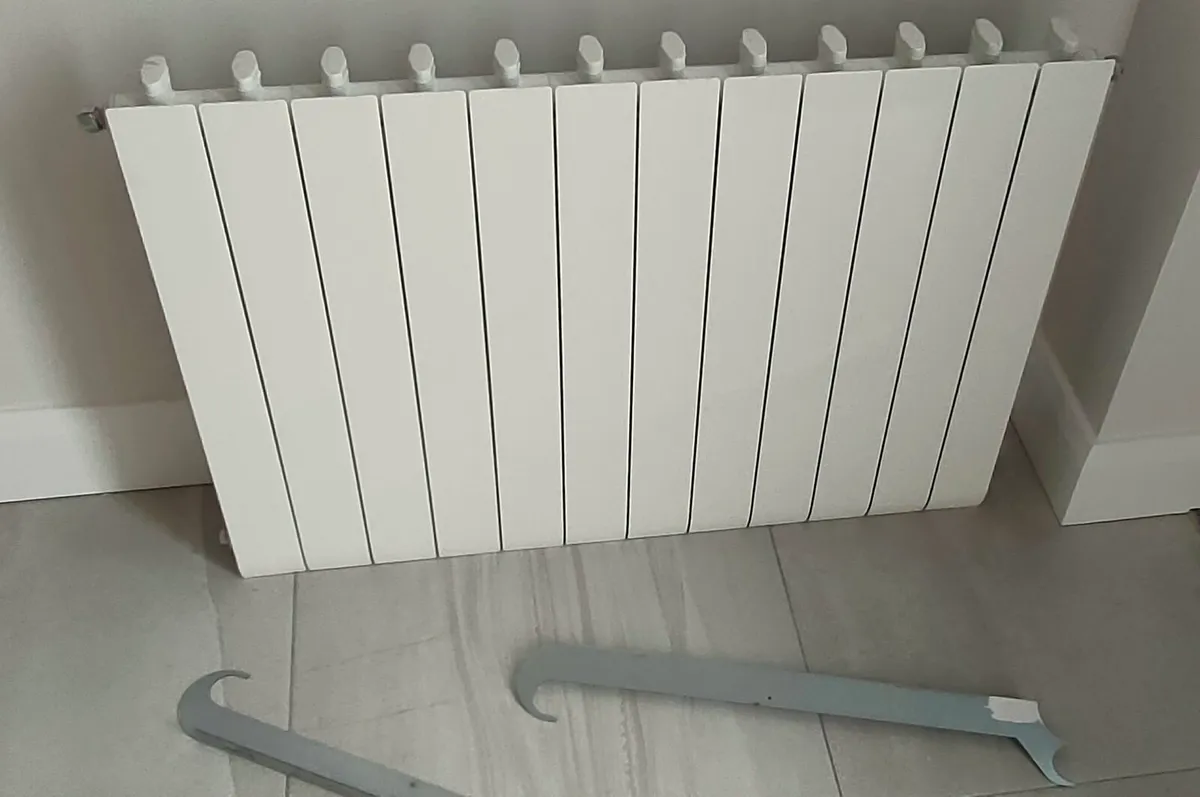 White Horizontal Aluminium Radiator - Image 1