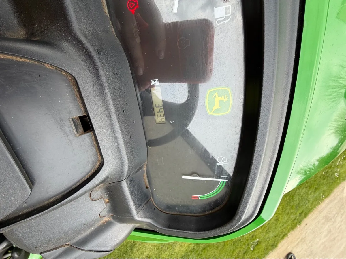 John Deere Ride on lawnmower - Image 1