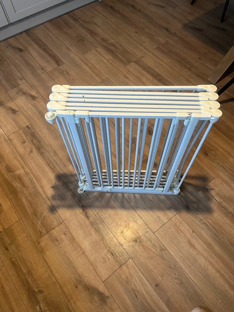 Baby gate metal play pen - Image 3