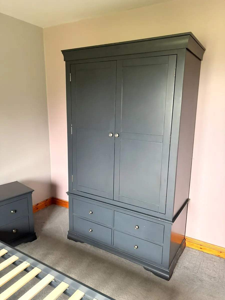 Bedroom furniture - Image 4