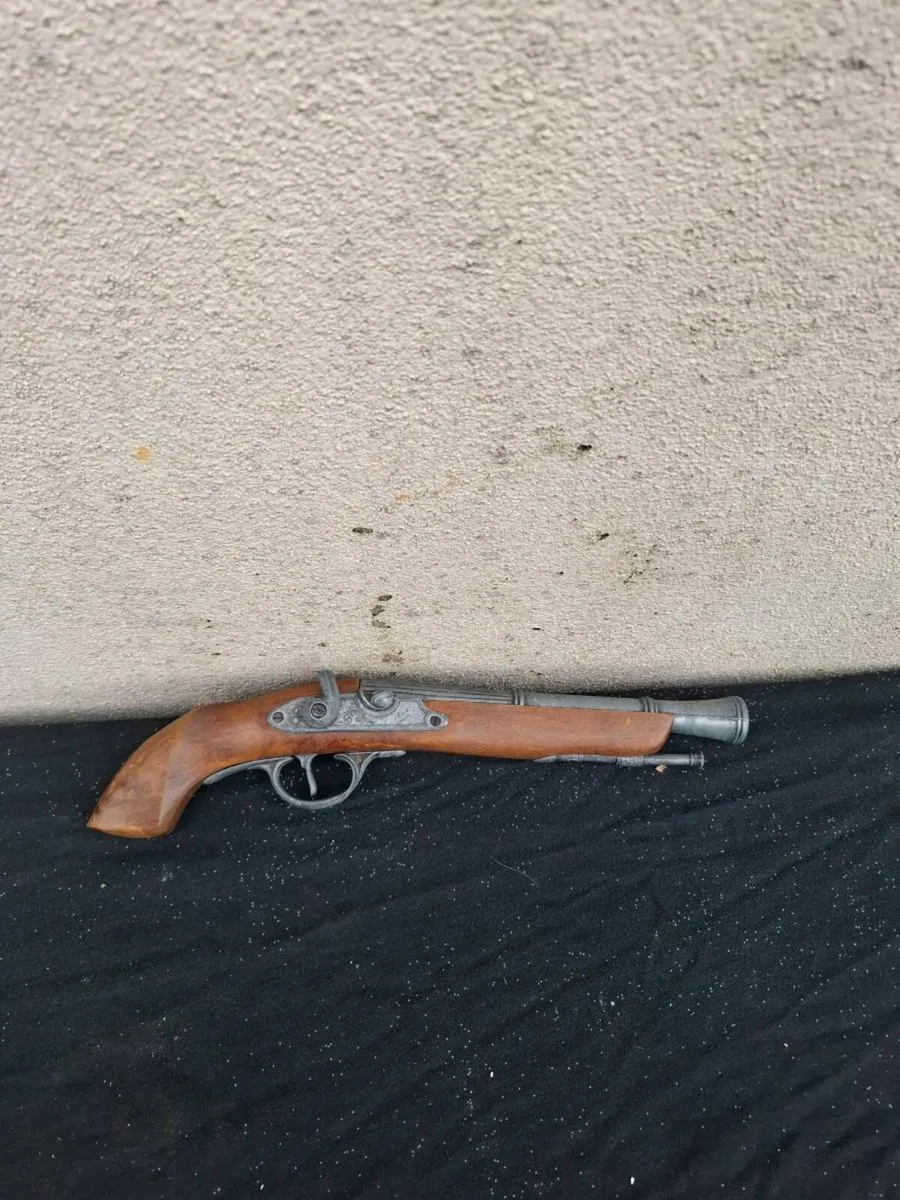 Unusual pistol decor postage possible - Image 1