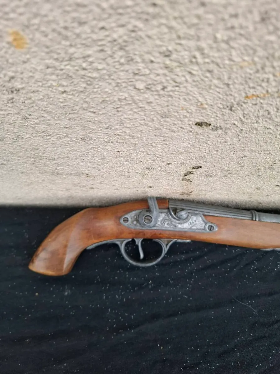 Unusual pistol decor postage possible - Image 2