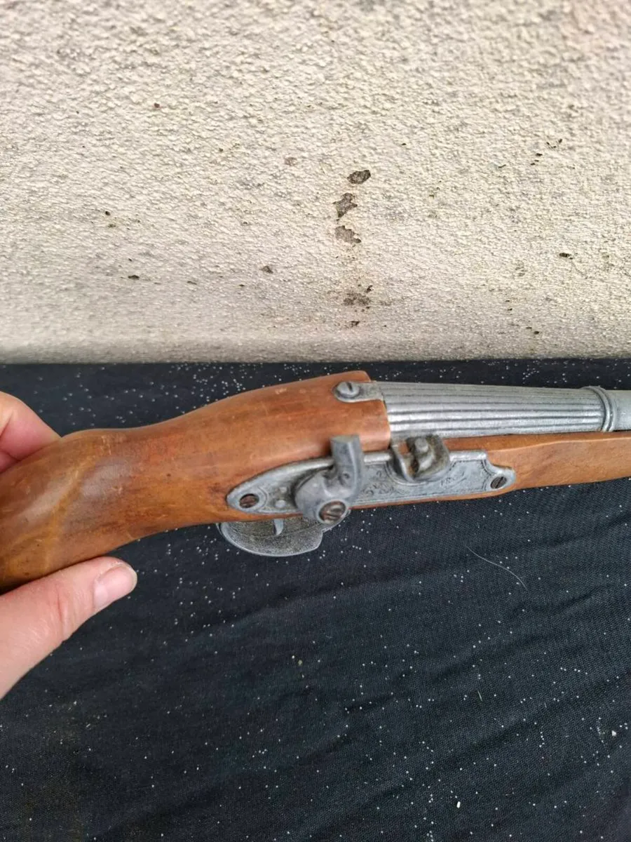 Unusual pistol decor postage possible - Image 4