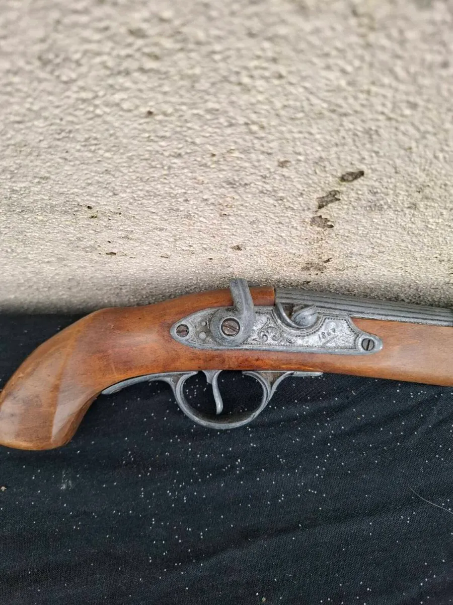 Unusual pistol decor postage possible - Image 3