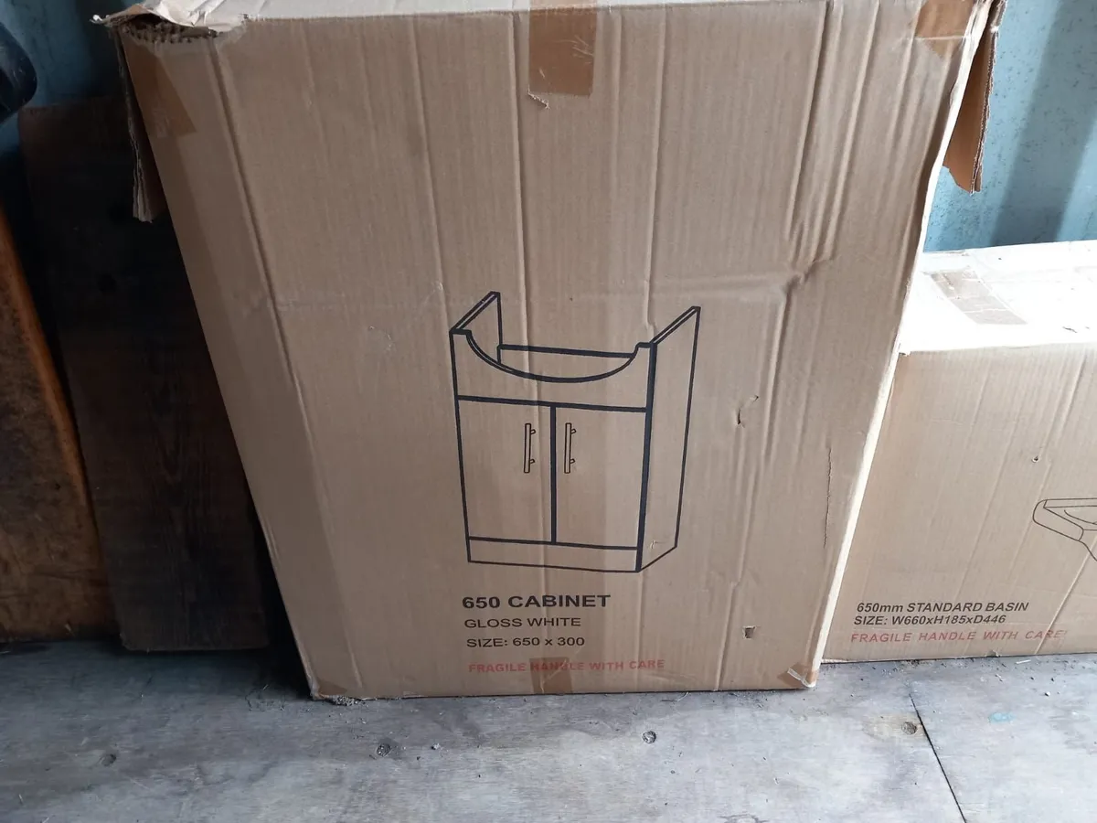 Bathroom vanity - Image 1