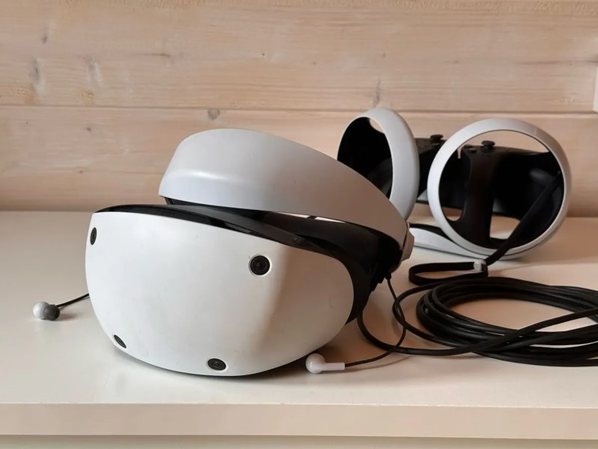 PSVR2 with official charging dock - Image 1