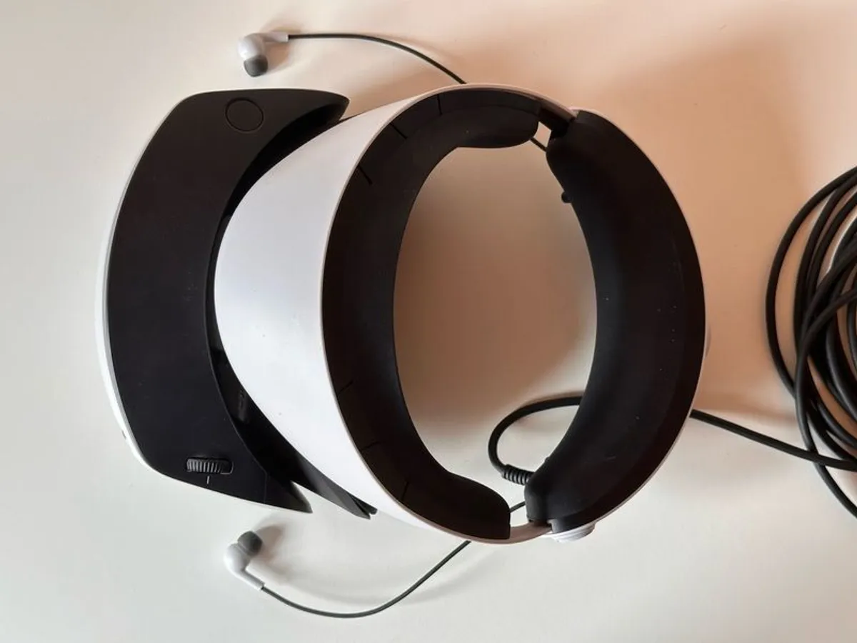 PSVR2 with official charging dock - Image 3