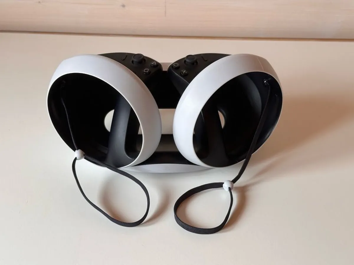 PSVR2 with official charging dock - Image 4