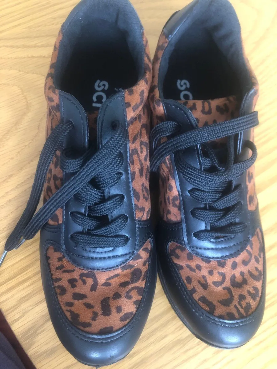 Black light weight trainers. Size 5 - Image 1