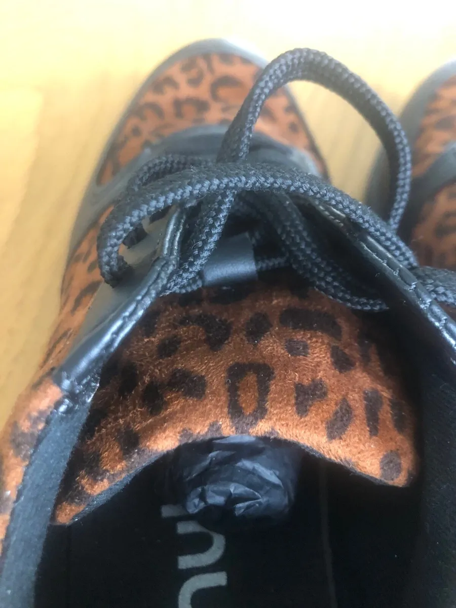 Black light weight trainers. Size 5 - Image 3