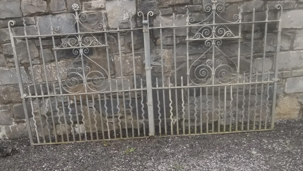 Antique Entrance gates  9'2" x 4'8" - Image 4