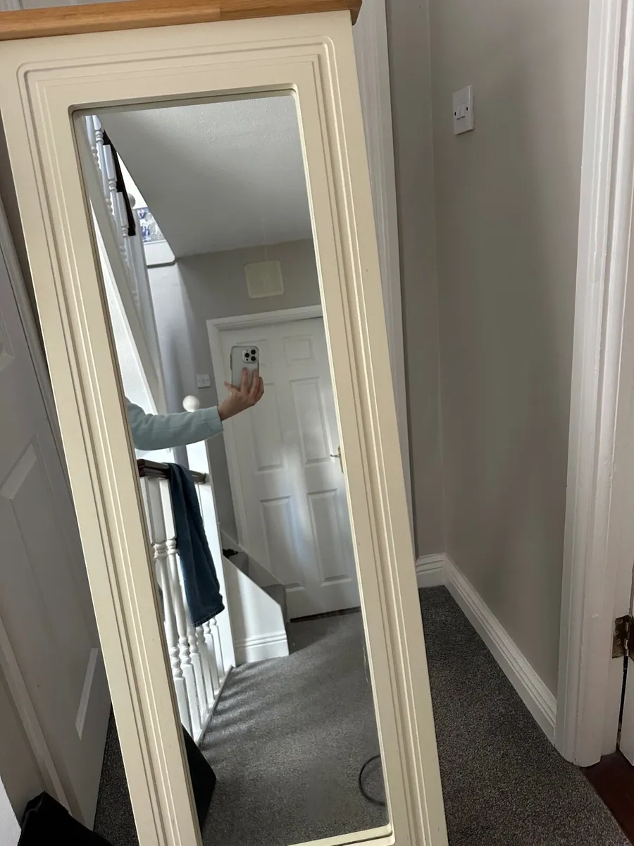 2 beside lockers and free standing mirror - Image 3