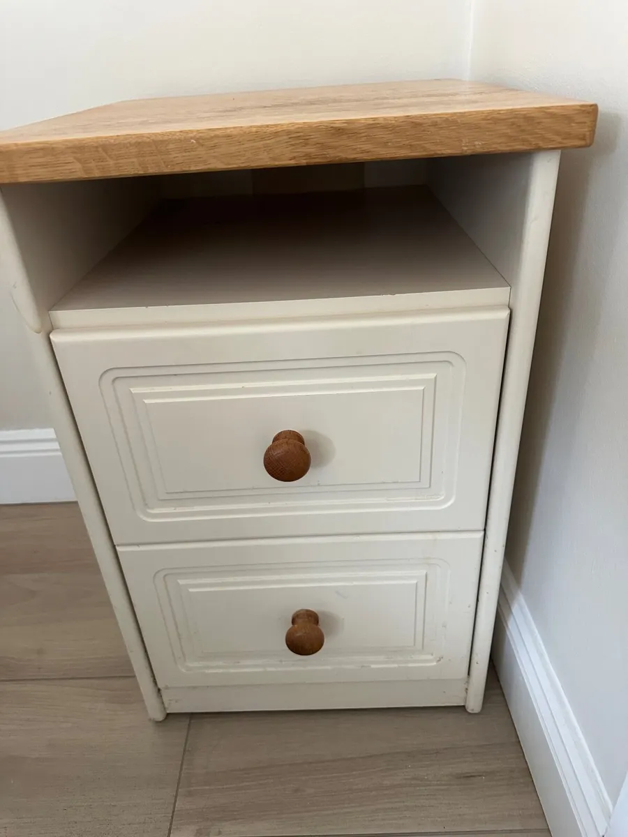 2 beside lockers and free standing mirror - Image 4