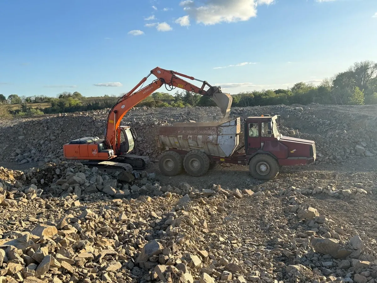 Rock Fill Hardcore Digger To Load - Image 3