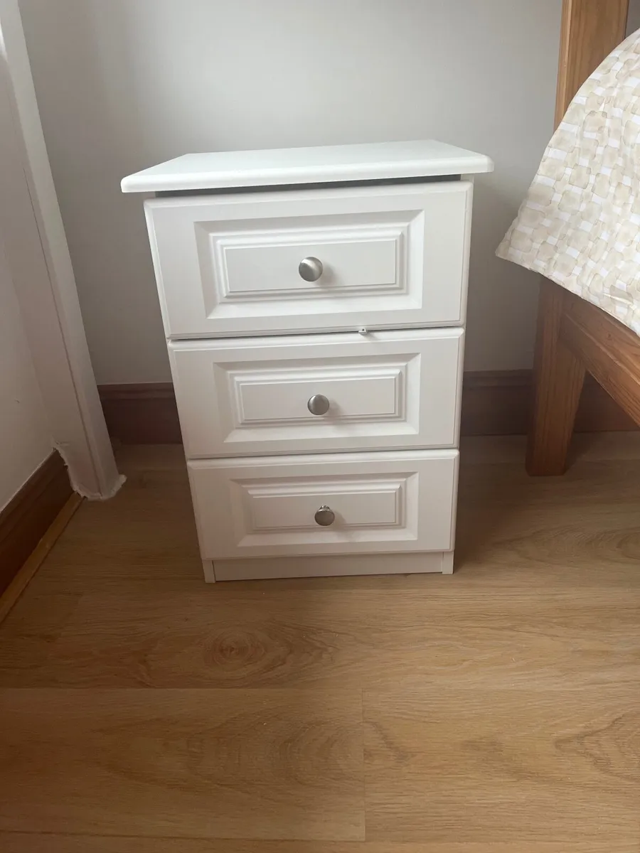 Beside locker - Image 2