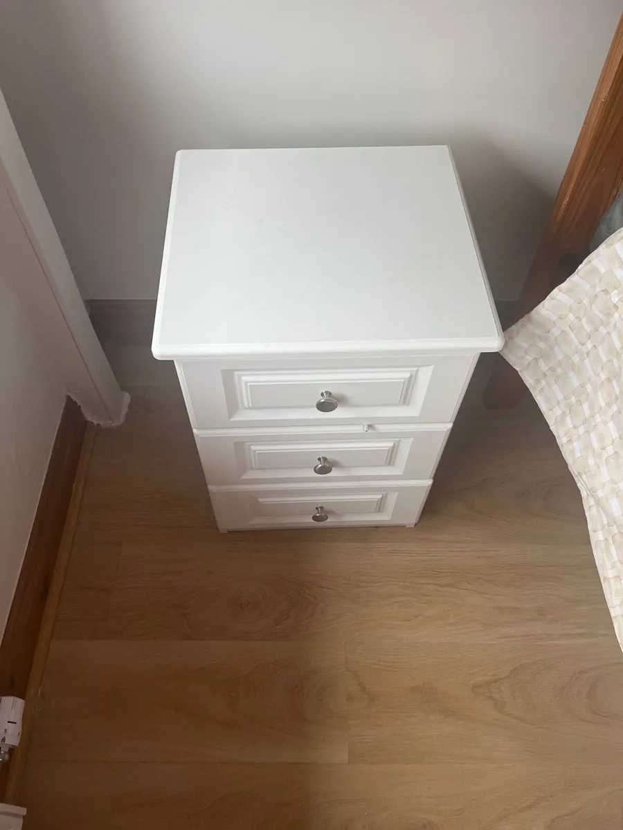 Beside locker - Image 1