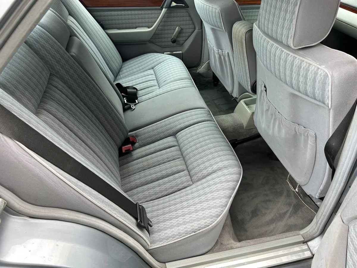 Mercedes-Benz E-Class 1993 200E - Image 4