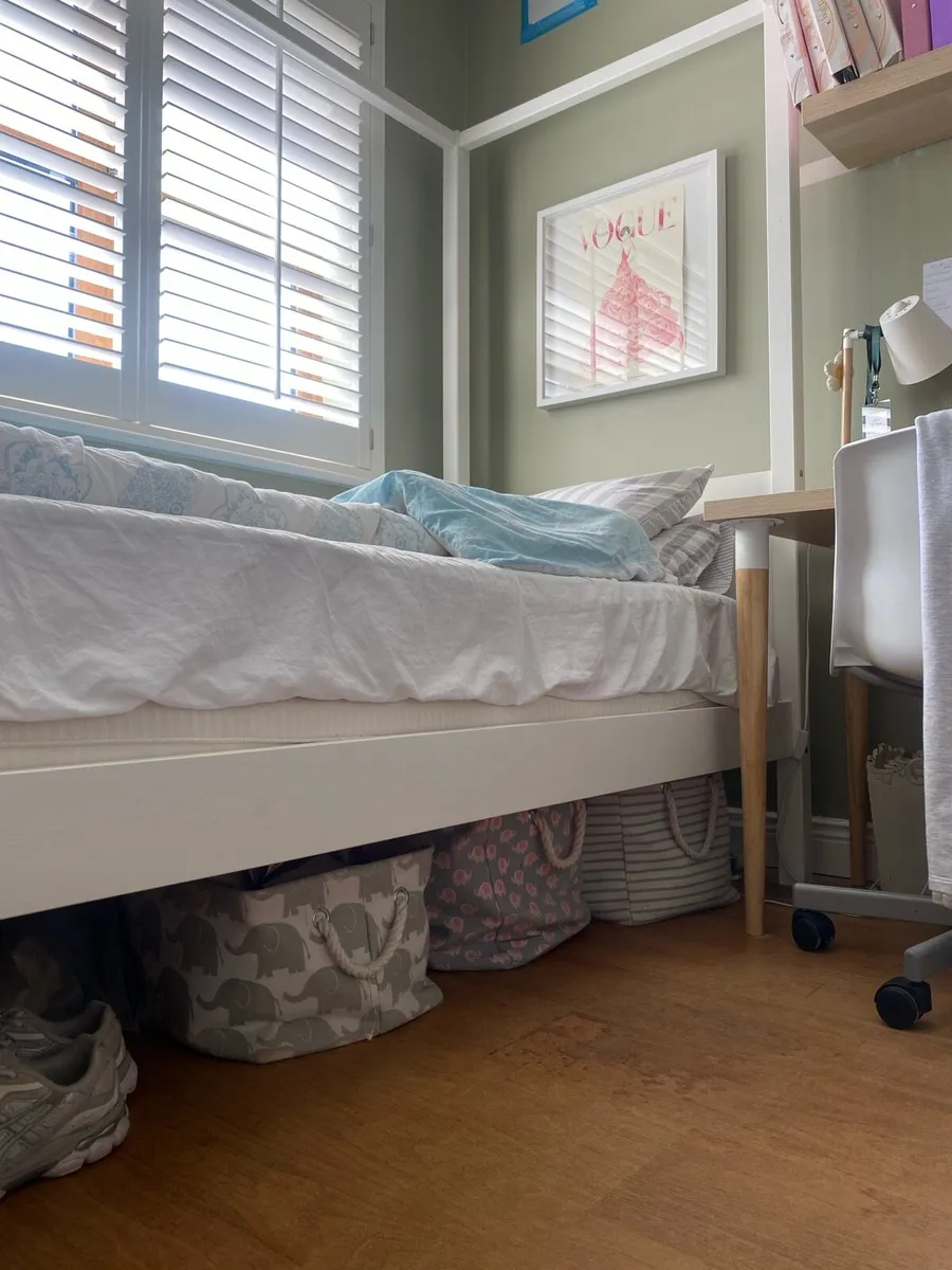 Single bed - Image 2