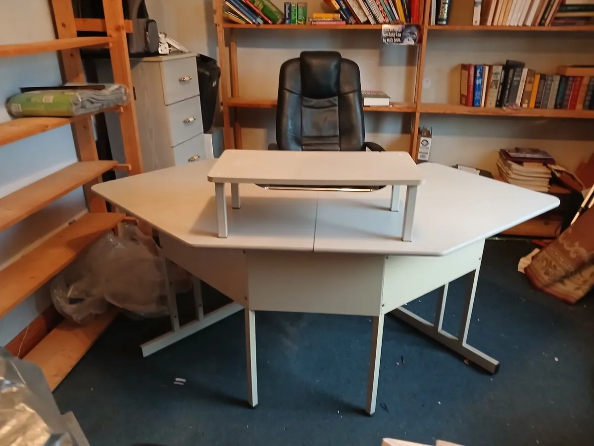 Office desk and chair - Image 1