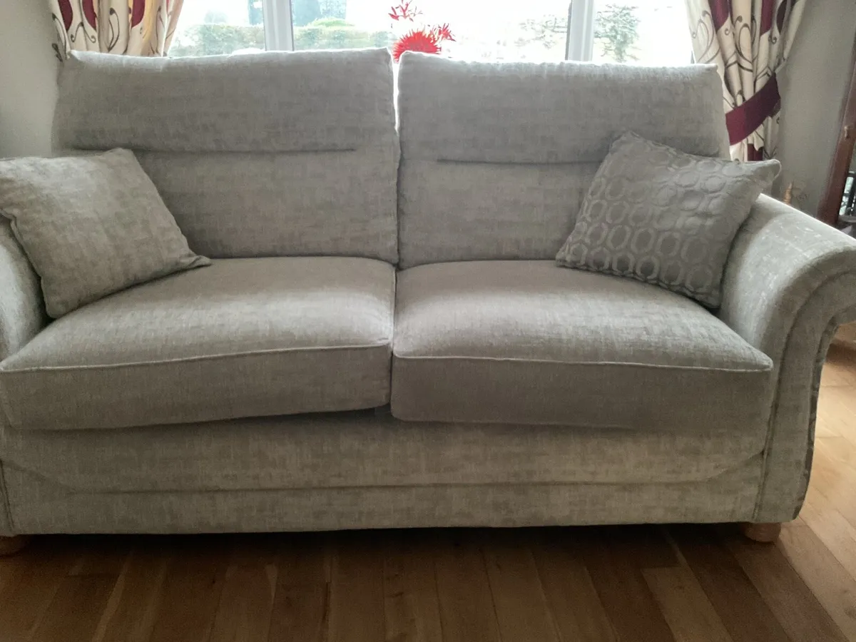 Suite of furniture - Image 1