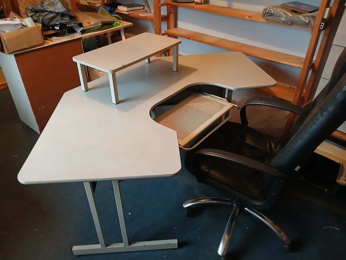 Office desk and chair - Image 2