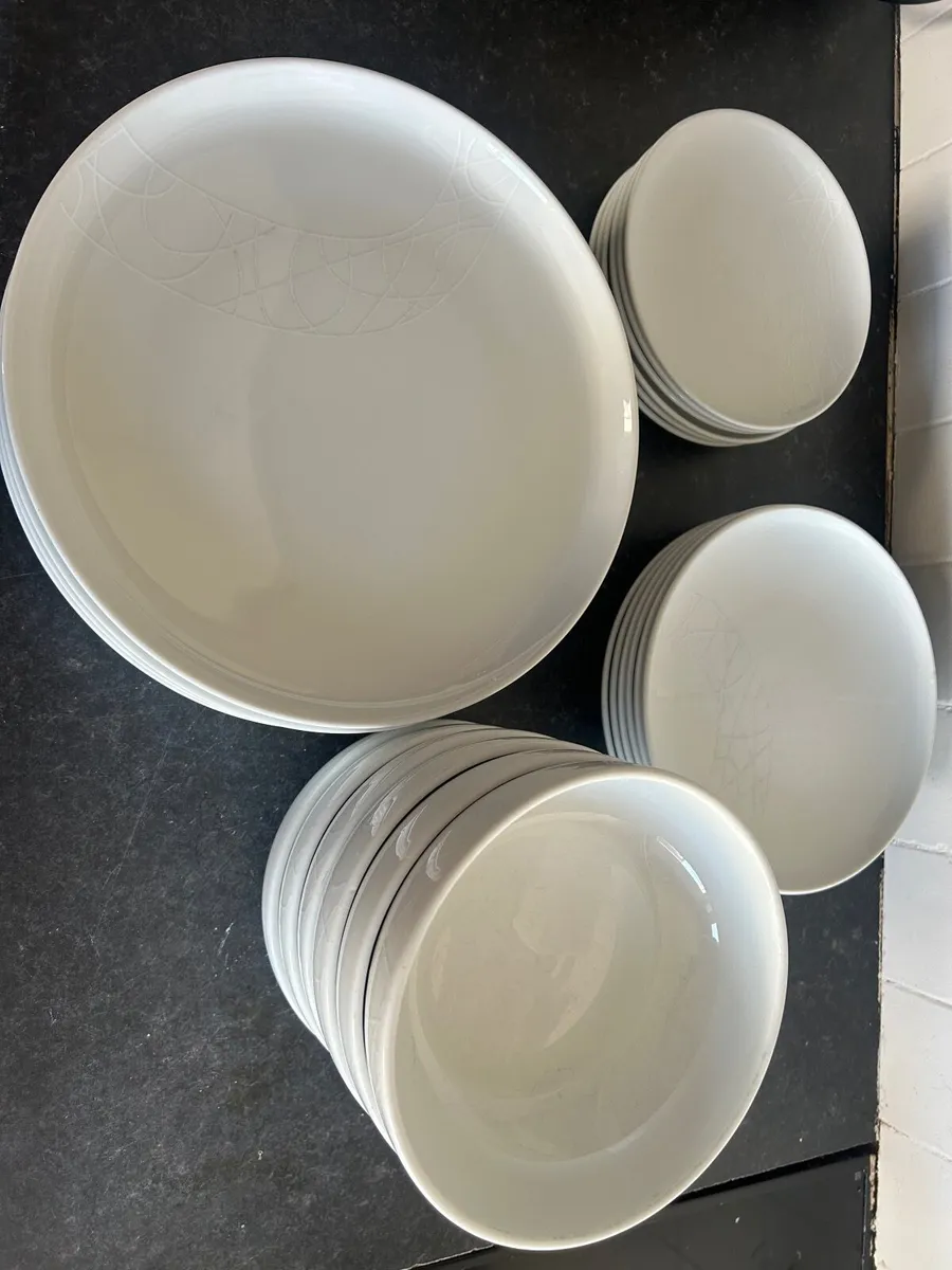 Crockery (dishes, cookware and serving ware) - Image 1