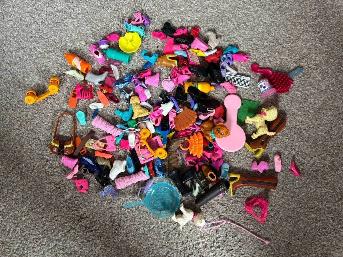 Barbie dolls and accessories - Image 3