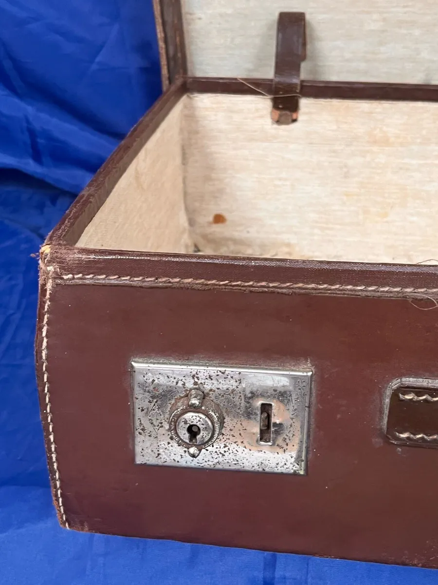 Vintage suitcase - Image 2