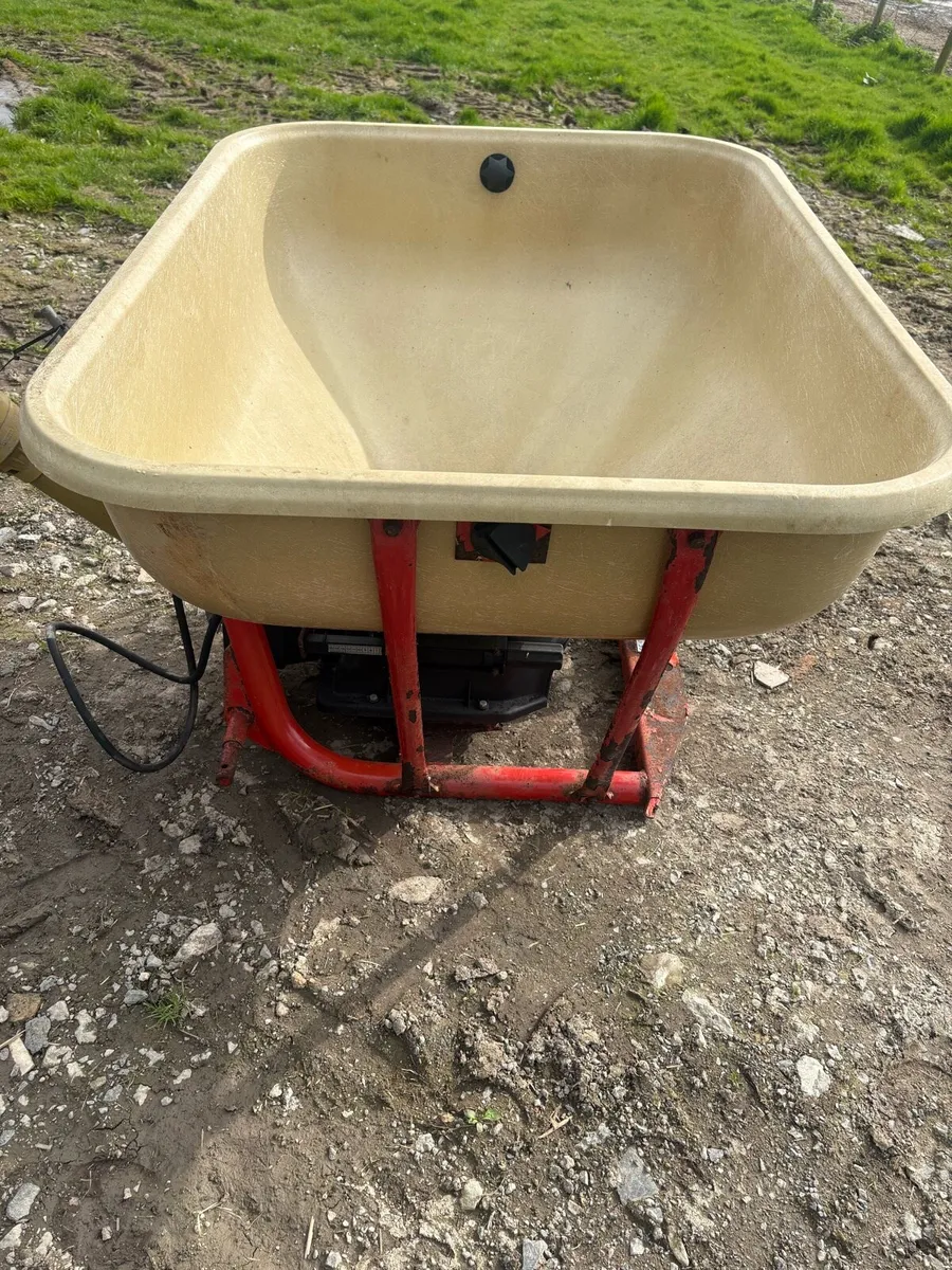 Fertilizer spreader - Image 2
