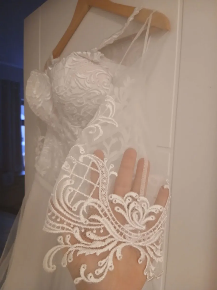 Wedding dress - Image 1