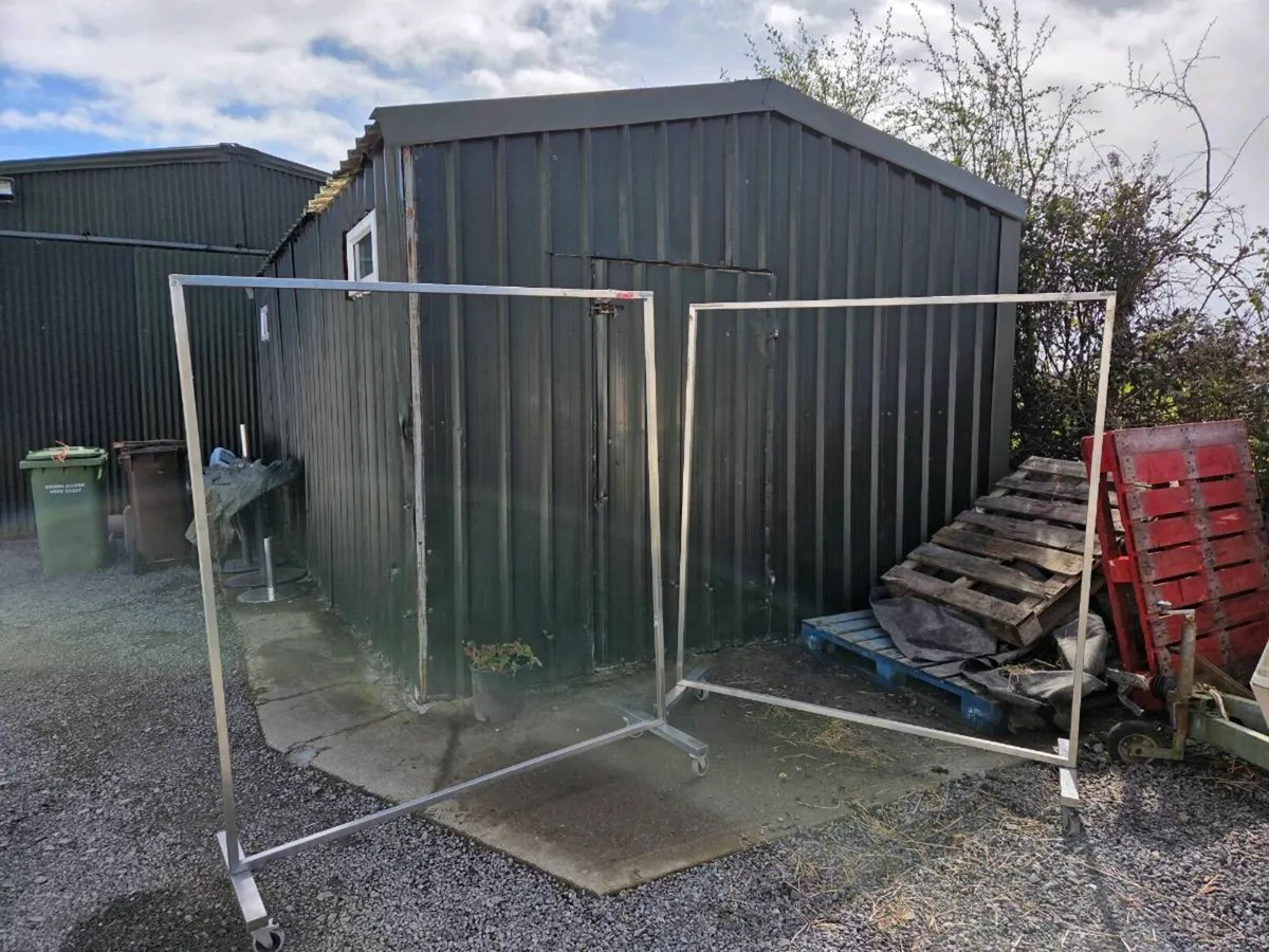 Heavy duty clothes/coat rail