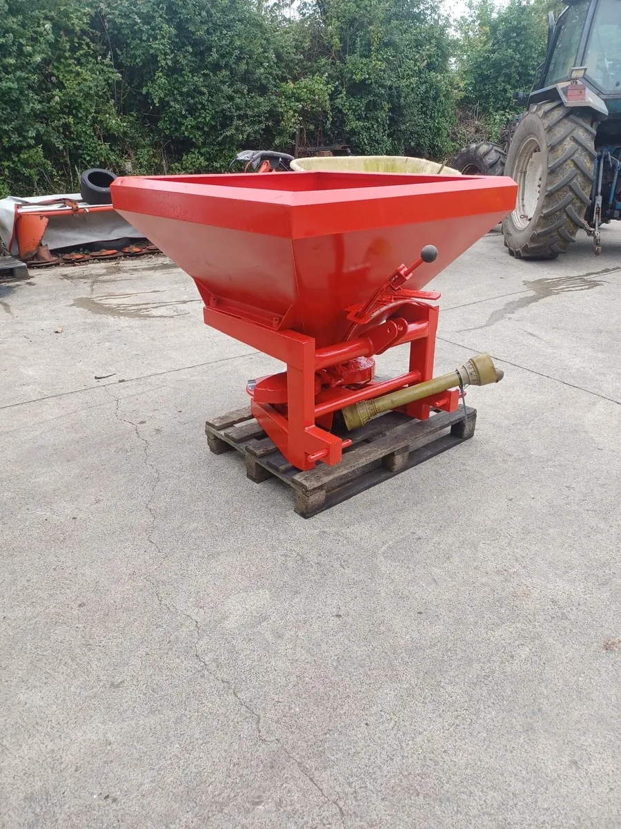 Rauch fertiliser spreader - Image 1