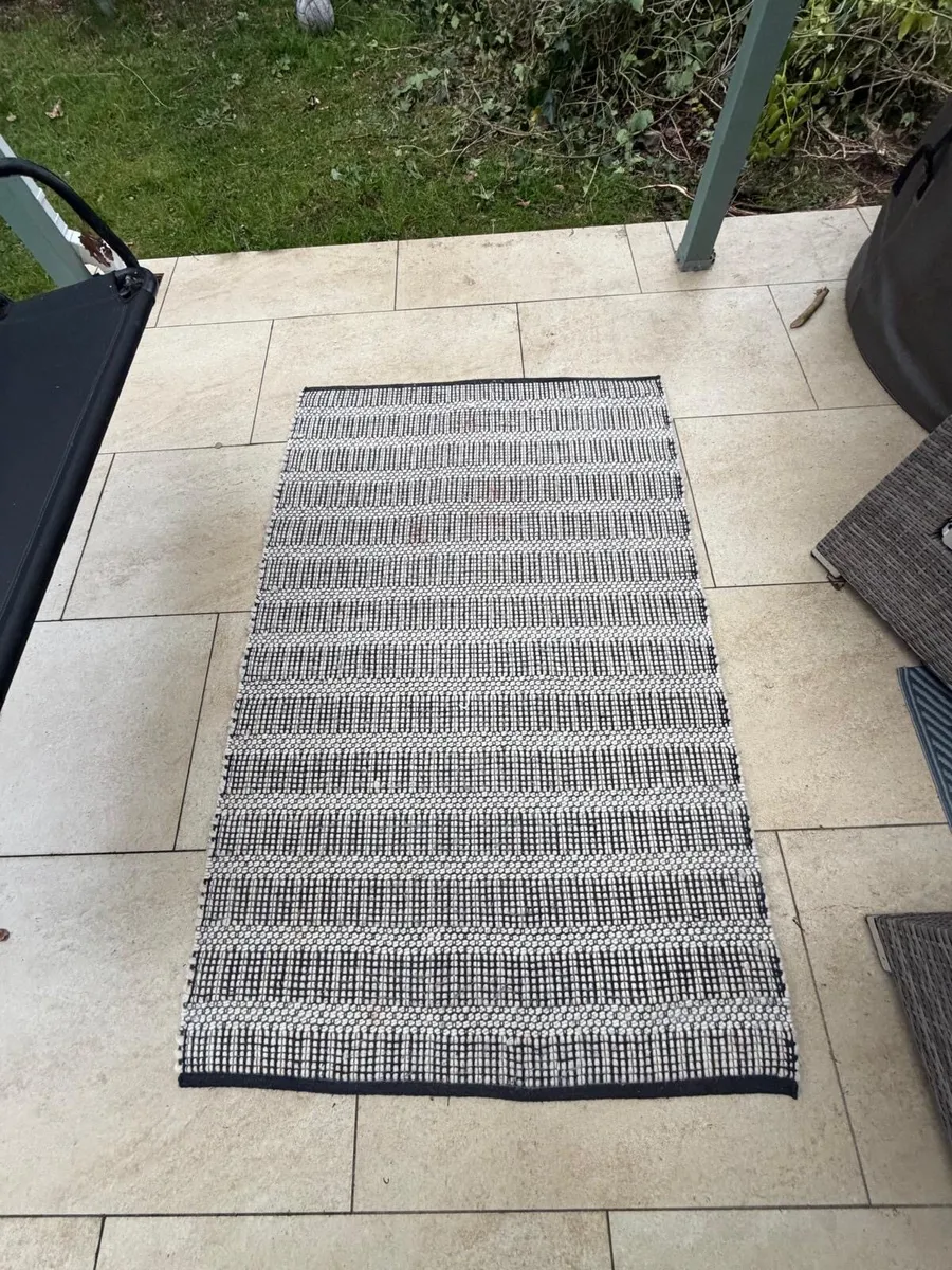 Large rug - Image 1